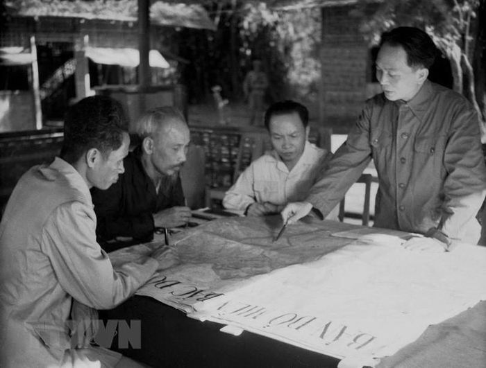 Chủ tịch Hồ Chí Minh, Đại tướng Võ Nguyên Giáp và các đồng chí lãnh đạo Đảng, Nhà nước bàn kế hoạch mở chiến dịch Điện Biên Phủ (năm 1954). Ảnh tư liệu