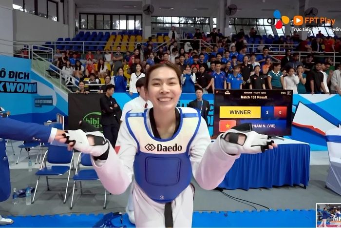 Phạm Ngọc Châm ăn mừng chiến thắng ở trận chung kết trước đối thủ đến từ Ấn Độ.