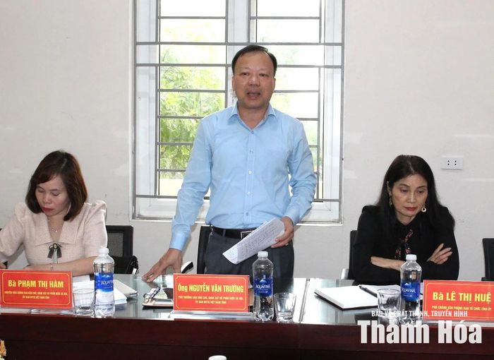 Thành viên đoàn giám sát phát biểu tại buổi giám sát.