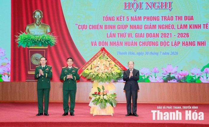 Phó Chủ tịch UBND tỉnh Cao Văn Cường tặng hoa chúc mừng Hội CCB tỉnh.