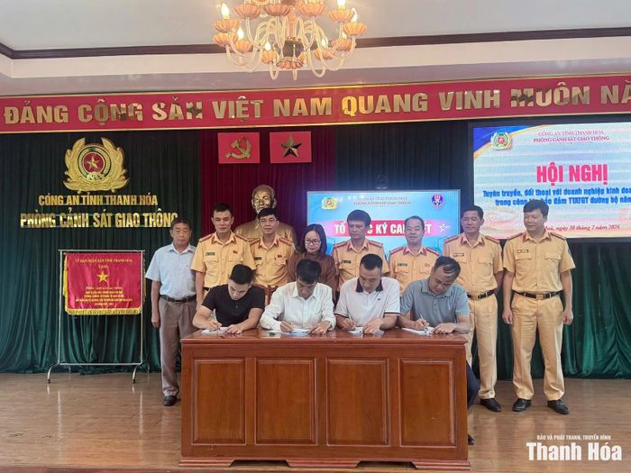 Đại diện các doanh nghiệp ký cam kết chấp hành các quy định về kinh doanh vận tải và trật tự ATGT.