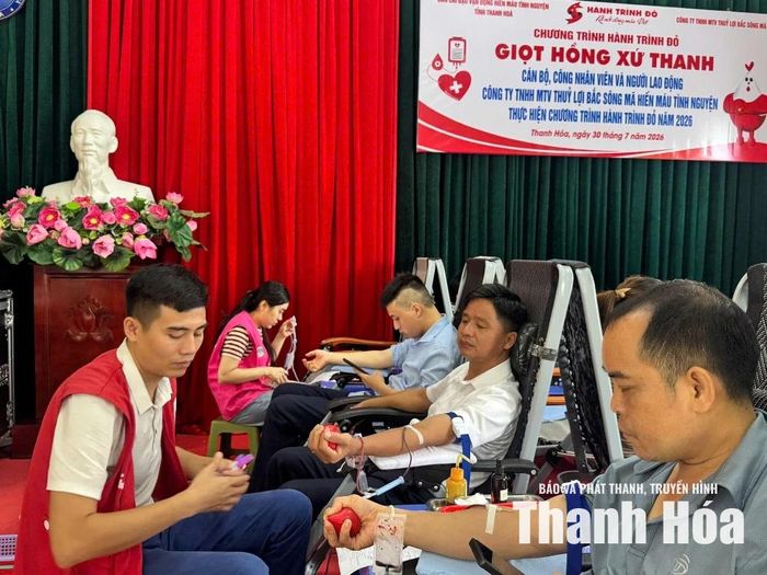 Cán bộ, người lao động Công ty TNHH MTV Thủy lợi Bắc Sông Mã tham gia hiến máu.