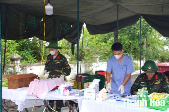 Lấy mẫu sinh phẩm phục vụ công tác xác định danh tính các liệt sĩ còn thiếu thông tin tại Nghĩa trang liệt sĩ thuộc xã Như Xuân.