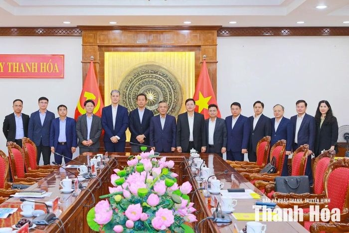 Lãnh đạo tỉnh Thanh Hóa và lãnh đạo Tập đoàn Sumitomo Corporation chụp ảnh lưu niệm.