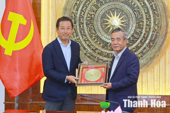 Bí thư Tỉnh ủy Lê Đức Thái tặng quà lưu niệm cho ông Shigeo Fukuda.