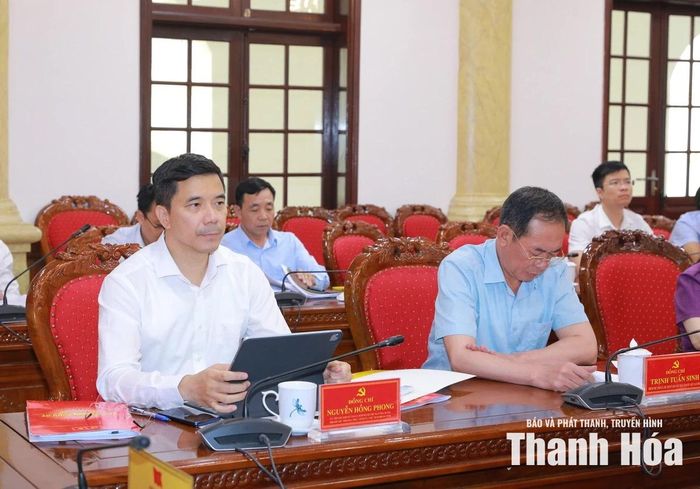 Phó Bí thư Thường trực Tỉnh ủy Nguyễn Hồng Phong và Phó Bí thư Tỉnh ủy Trịnh Tuấn Sinh dự hội nghị.