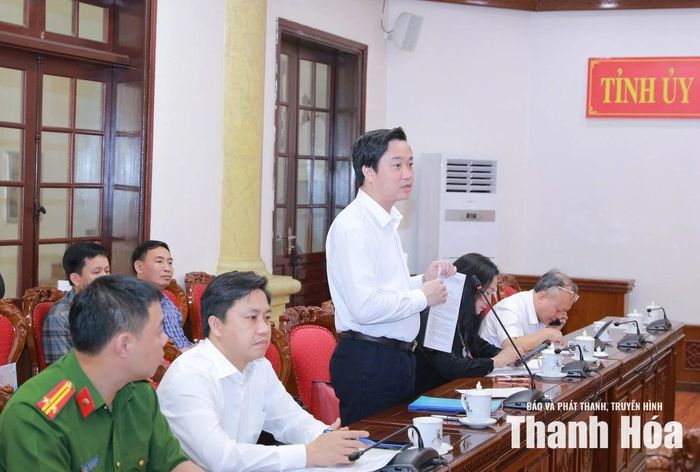 Giám đốc Sở Giáo dục và Đào tạo Đỗ Đức Quế trình bày phương án sắp xếp mạng lưới cơ sở giáo dục mầm non, phổ thông, giáo dục thường xuyên và giáo dục nghề nghiệp công lập trên địa bàn tỉnh.