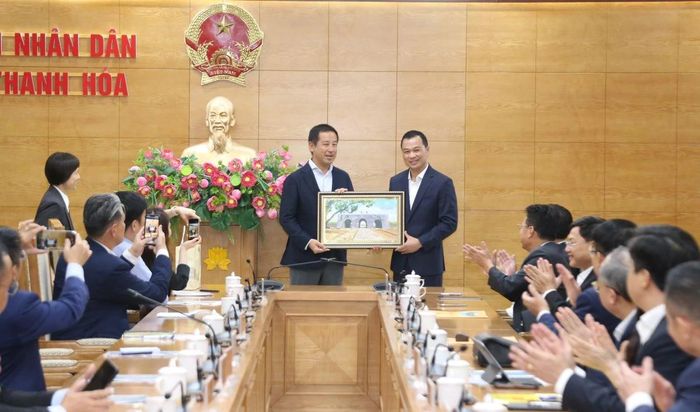 Chủ tịch UBND tỉnh Tô Anh Dũng tặng quà lưu niệm cho ông Shigeo Fukuda.