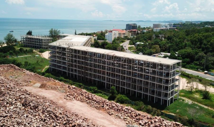 Sau khi xây dựng xong phần thô, dự án rơi vào tình trạng dừng thi công và bỏ hoang trong nhiều năm. (Ảnh: Trần Phong)
