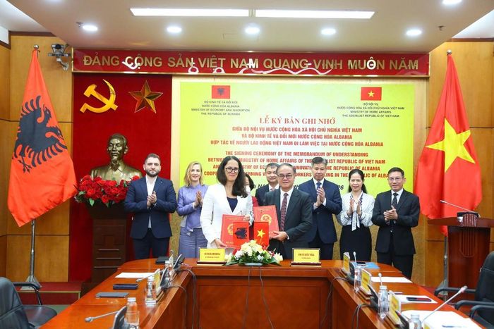 Thứ trưởng Bộ Nội vụ Vũ Chiến Thắng và Bộ trưởng Bộ Kinh tế và Đổi mới Albania – bà Delina Ibrahimaj, ký kết và trao Bản ghi nhớ hợp tác. Ảnh: Tống Giáp.