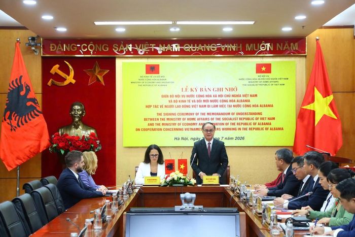 Thứ trưởng Bộ Nội vụ Vũ Chiến Thắng thông tin tại lễ ký kết. Ảnh: Tống Giáp.