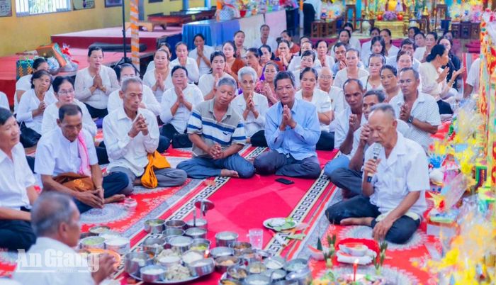 Trong không gian trang nghiêm của các ngôi chùa Phật giáo Nam tông Khmer, đồng bào phật tử thành tâm hành lễ, gửi gắm ước nguyện bình an trong mùa an cư kiết hạ.