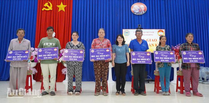 Bàn giao 7 căn nhà đại đoàn kết cho các hộ dân trên địa bàn xã Bình Thạnh Đông.