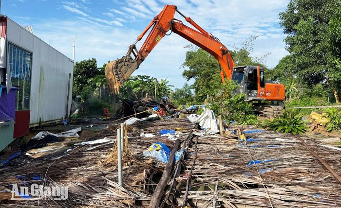 Lực lượng chức năng thực hiện cưỡng chế. Ảnh: HOÀNG DUNG
