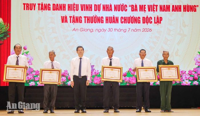 Đồng chí Lê Quang Tùng trao danh hiệu vinh dự Nhà nước "Bà mẹ Việt Nam anh hùng" cho thân nhân Mẹ Việt Nam anh hùng.