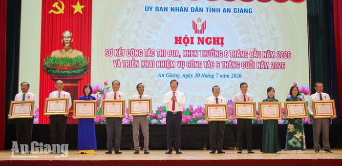 Đồng chí Lê Văn Phước trao Huân chương Lao động hạng ba cho các cá nhân.