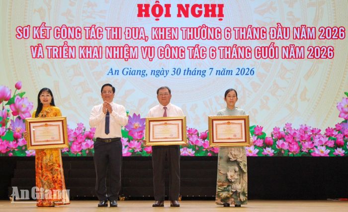 Đồng chí Hồ Văn Mừng trao bằng khen của Thủ tướng Chính phủ cho các tập thể.