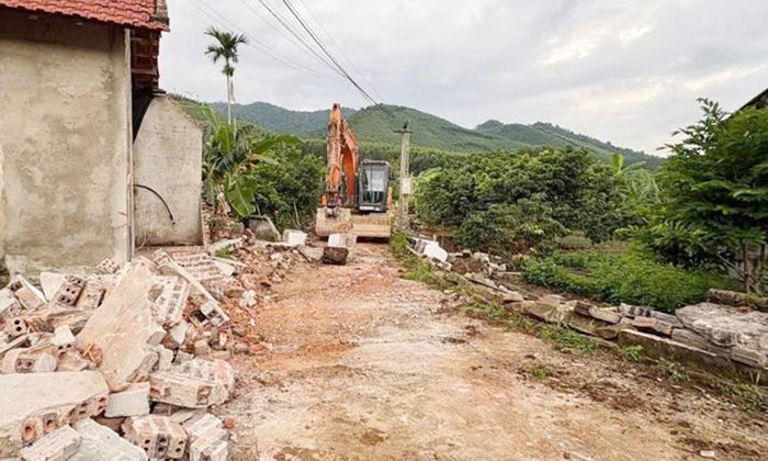 Người dân thôn Linh Phú, xã Tuấn Đạo tháo dỡ tường để mở rộng đường giao thông. 
