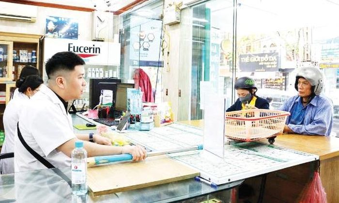 Người dân mua thuốc tại một nhà thuốc trên địa bàn phường Kinh Bắc.