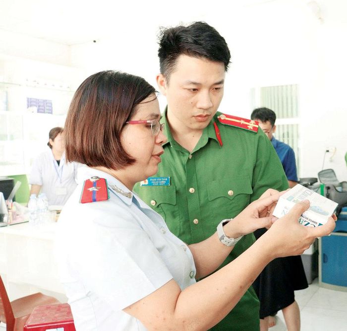 Đoàn liên ngành kiểm tra nguồn gốc thuốc, thực phẩm chức năng tại một nhà thuốc trên địa bàn phường Đồng Nguyên. (Ảnh tư liệu).
