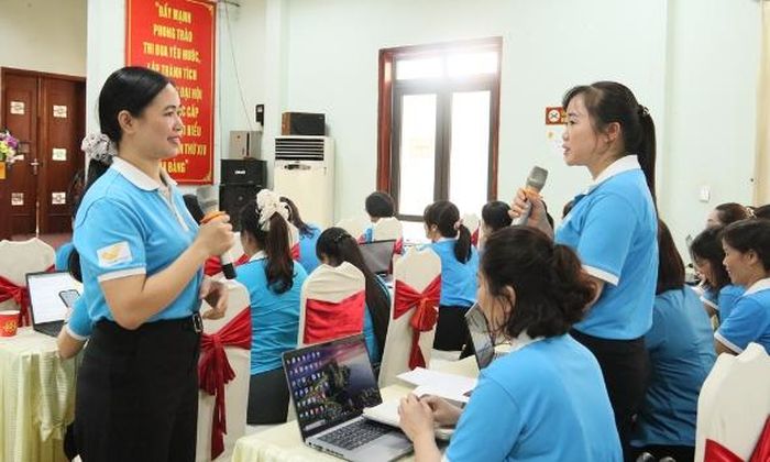 Các đại biểu trao đổi, chia sẻ tại hội nghị.