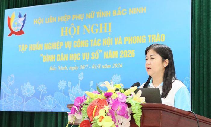 Đồng chí Nguyễn Phương Mai, Chủ tịch Hội Liên hiệp Phụ nữ tỉnh phát biểu tại hội nghị.