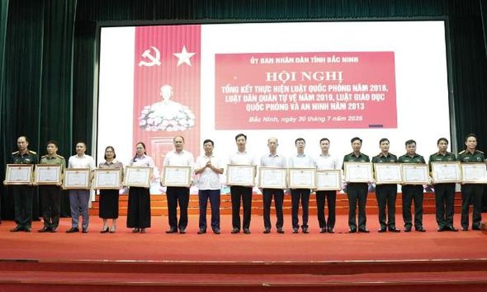  Đồng chí Ngô Tân Phượng trao Bằng khen của Chủ tịch UBND tỉnh cho các tập thể xuất sắc. 