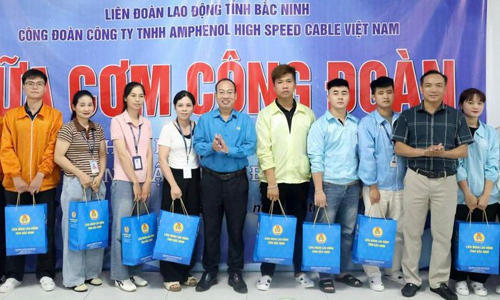 Đồng chí Lê Đức Thọ và lãnh đạo xã Xuân Cẩm trao quà cho đoàn viên hoàn cảnh khó khăn.
