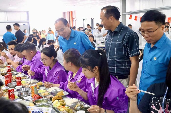 Lãnh đạo Liên đoàn Lao động tỉnh, xã Xuân Cẩm và Công đoàn xã Xuân Cẩm động viên công nhân trong chương trình "Bữa cơm công đoàn".