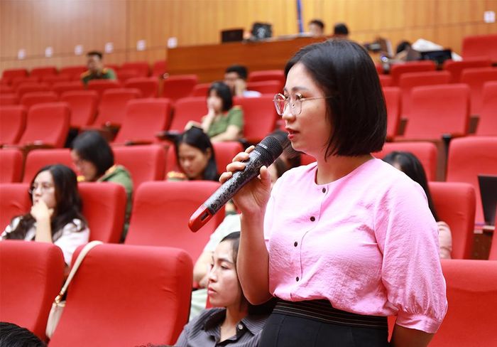  Đại biểu Văn phòng UBND tỉnh Bắc Ninh trao đổi nêu ý kiến về một số vấn đề trong công tác bảo vệ bí mật Nhà nước với báo cáo viên. 