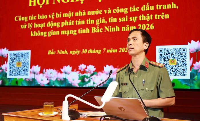  Trung tá Lê Quang Trung, báo cáo viên của Bộ Công an truyền đạt tới đại biểu 2 chuyên đề về thực trạng công tác bảo vệ bí mật Nhà nước và điểm mới của Luật Bảo vệ bí mật Nhà nước. 