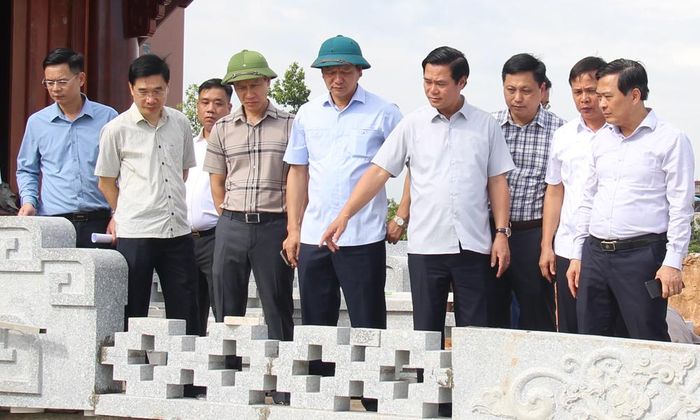  Các đại biểu kiểm tra tiến độ xây dựng hạng mục Đền thờ Bác Hồ. 