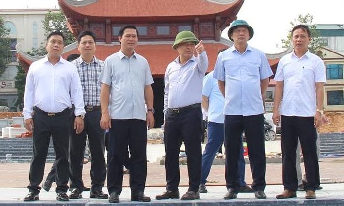  Phó Chủ tịch UBND tỉnh cùng các đại biểu kiểm tra thực địa công trình. 