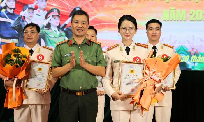  Đại tá Nguyễn Quốc Vương trao giải Nhất cho Thiếu tá Nguyễn Thị Ánh Sao (Phòng An ninh kinh tế). 