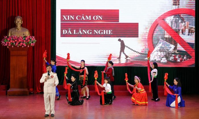  Trung tá Vũ Cao Nhất (Công an phường Phương Liễu) thuyết trình tại hội thi. 