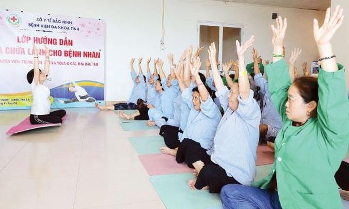 Động tác tập yoga nhẹ nhàng được thiết kế riêng cho bệnh nhân.