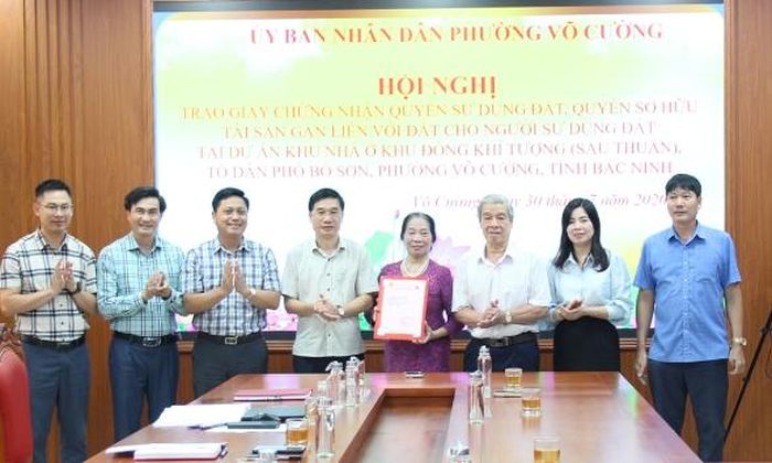 Lãnh đạo phường Võ Cường trao Giấy chứng nhận quyền sử dụng đất cho hộ bà Nguyễn Thị Thìn.