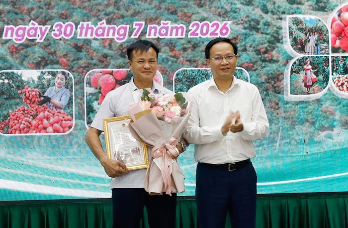  Đồng chí Phạm Văn Thịnh trao Giải Nhất cuộc thi “Vườn vải đẹp” trên địa bàn tỉnh Bắc Ninh năm 2026 cho hộ ông Ngô Văn Cường, thôn Quất Du 2, xã Phúc Hòa. 