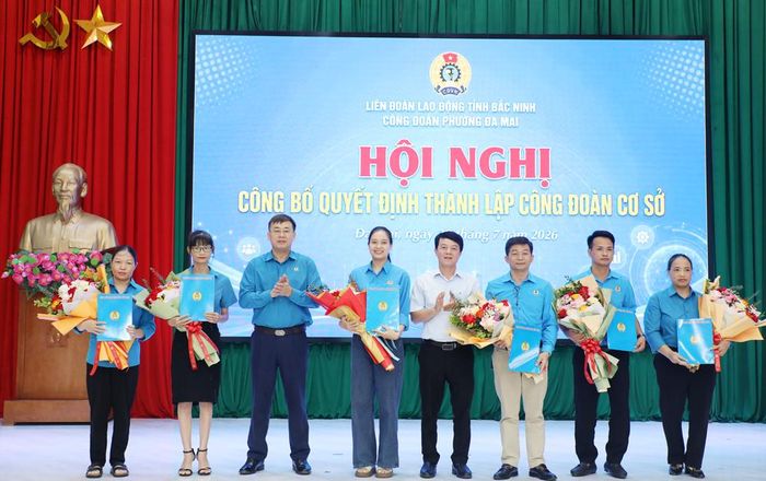 Đồng chí Thạch Văn Chung và lãnh đạo Đảng ủy phường Đa Mai trao quyết định, tặng hoa chúc mừng các công đoàn cơ sở mới thành lập.