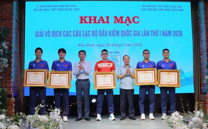  Đồng chí Nguyễn Danh Hoàng Việt và đồng chí Mai Sơn trao Bằng khen của Thủ tướng Chính phủ cho các huấn luyện viên, vận động viên có thành tích xuất sắc. 
