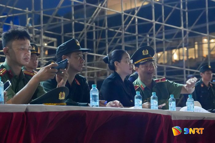 Thiếu tướng Lê Hoàng Hiệp (ngoài cùng bên phải) trao đổi cùng Phó Chủ tịch UBND thành phố Nguyễn Thị Anh Thi tại buổi hợp luyện. Ảnh: T.CÔNG