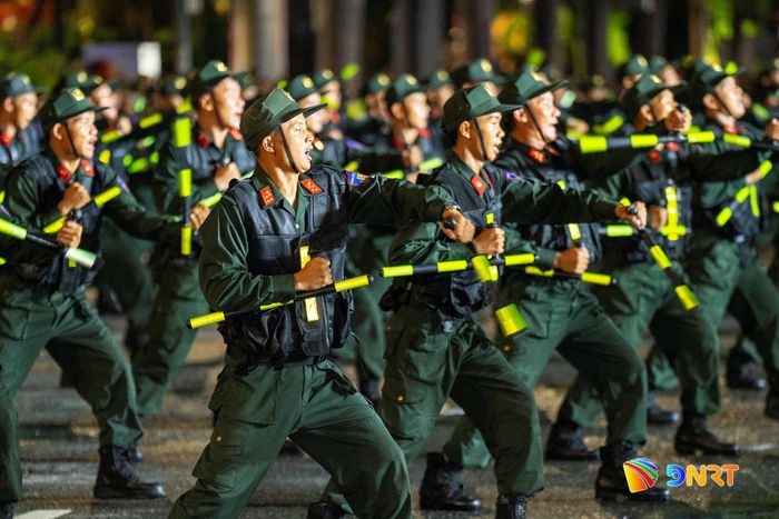Hàng trăm cán bộ, chiến sĩ đồng diễn bài quyền tạo đội hình đẹp mắt. Ảnh: T.CÔNG