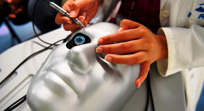 Bác sĩ nhãn khoa Đà Nẵng sẽ thực hành dưới sự hướng dẫn trực tiếp của các chuyên gia Orbis trong chương trình đào tạo mô phỏng. ẢNH: ORBIS