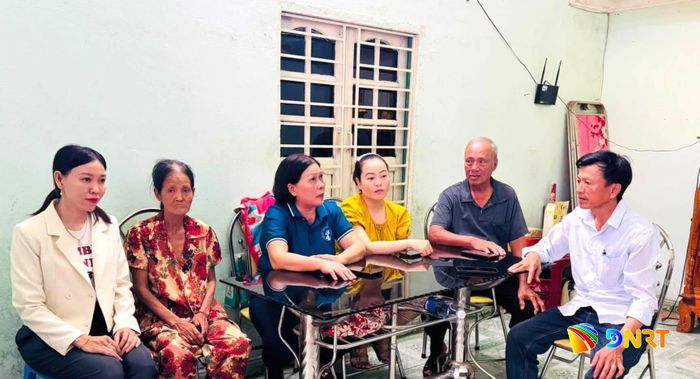 Chi bộ thôn Lệ Sơn Bắc đến từng hộ khảo sát, nắm bắt hoàn cảnh, nhu cầu để có phương án hỗ trợ thoát nghèo. Ảnh: ĐVCC