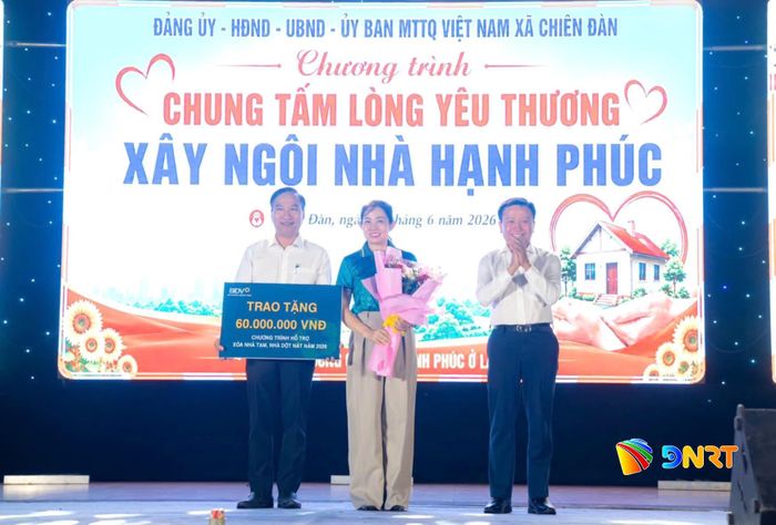 Xã Chiên Đàn huy động xã hội hóa từ các cơ quan, đơn vị, doanh nghiệp, nhà hảo tâm để hỗ trợ xóa nhà tạm, nhà dột nát cho các đối tượng khó khăn. Ảnh: ĐVCC