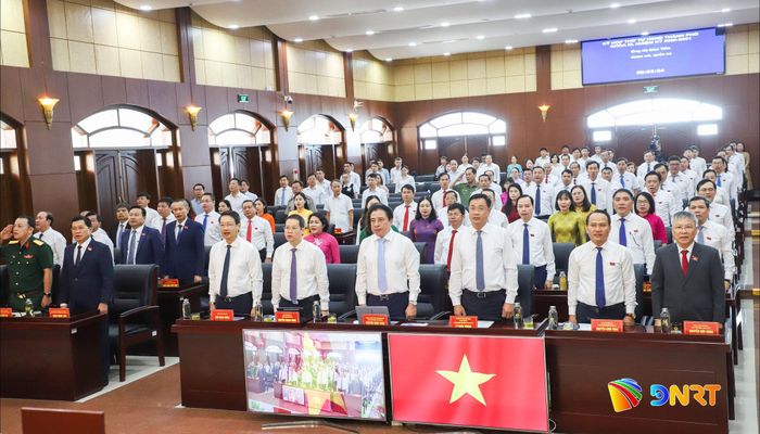 Các đại biểu tham dự kỳ họp làm lễ chào cờ. Ảnh: PV