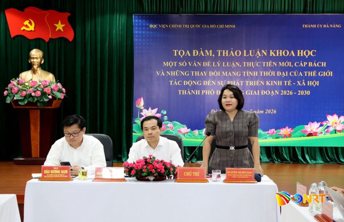 Trưởng Ban Tuyên giáo và Dân vận Thành ủy Huỳnh Thị Thùy Dung phát biểu tại tọa đàm khoa học về những thay đổi của thế giới tác động đến sự phát triển kinh tế xã hội của thành phố. Ảnh: TRỌNG HUY