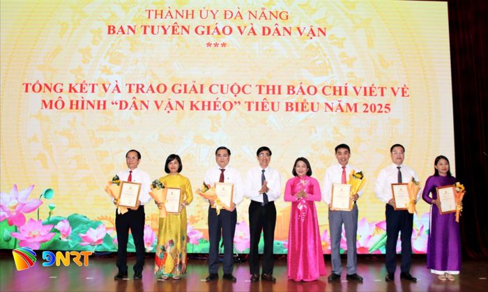 Tổng kết và trao giải cuộc thi báo chí viết về mô hình "Dân vận khéo". Ảnh: T. HUY