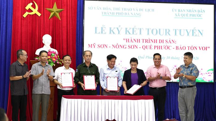 Đại diện các đơn vị ký kết biên bản ghi nhớ hợp tác phát triển du lịch. Ảnh: MINH THÔNG