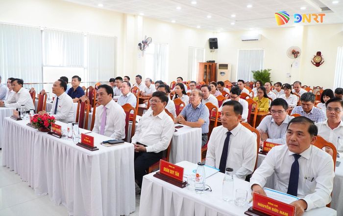 Lãnh đạo thành phố và các đại biểu tham dự hội nghị. Ảnh: VINH ANH